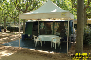 Inrichting luxe bungalowtent op Camping Mas Sant Josep